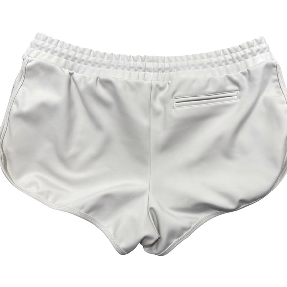 Women’s size large gap shorts in excellent like-new condition - Picture 3 of 3